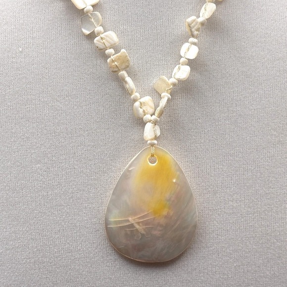 The Unbranded Brand Jewelry - Vintage Yellow Agate Style Pendant Necklace Wood Bead Shell Chip Boho Statement